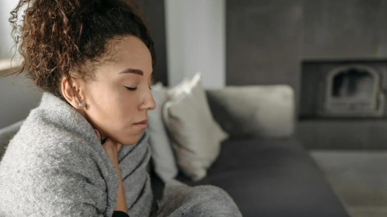 Megdöbbentő, miért vált rekedtté a hangja egy nőnek