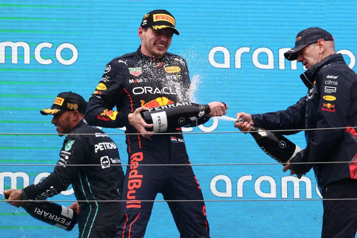 A Forma-1 három legtöbbet kereső embere a 2022-es Magyar Nagydíj dobogóján: Verstappent (középen) Newey locsolja, a háttérben Hamilton