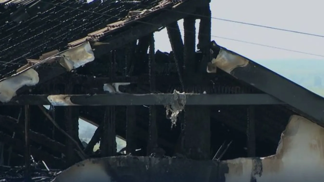 Kapun átmászva menekült a háromgyerekes család a tűz elől