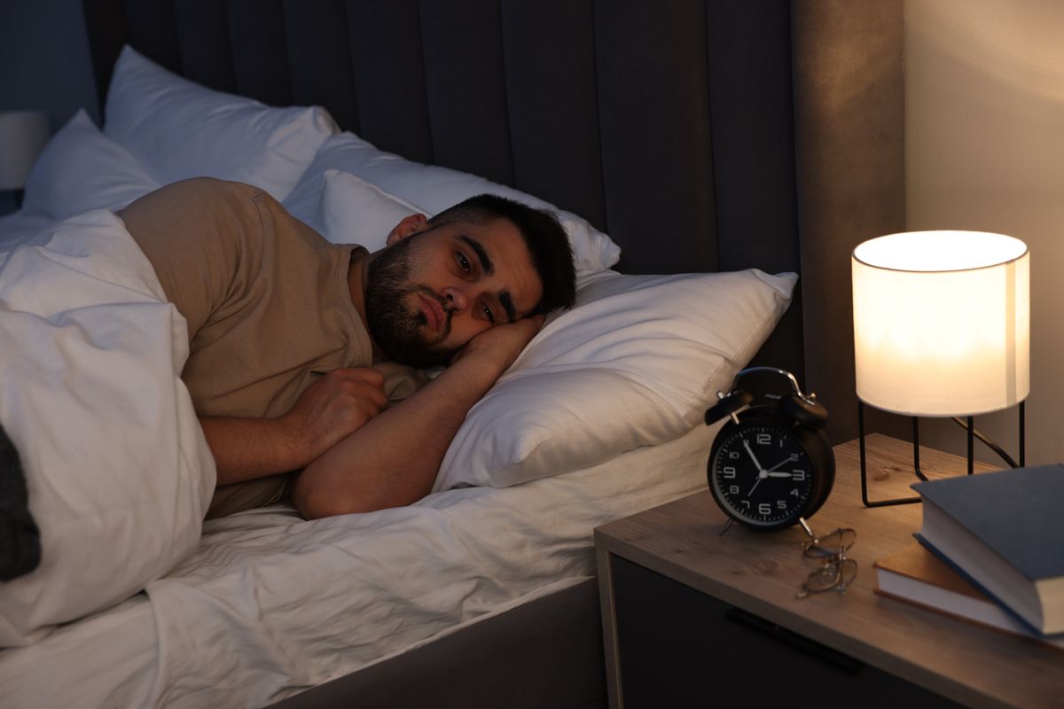 A hajnali ébredés a stressz és a rossz matrac miatt is lehet.