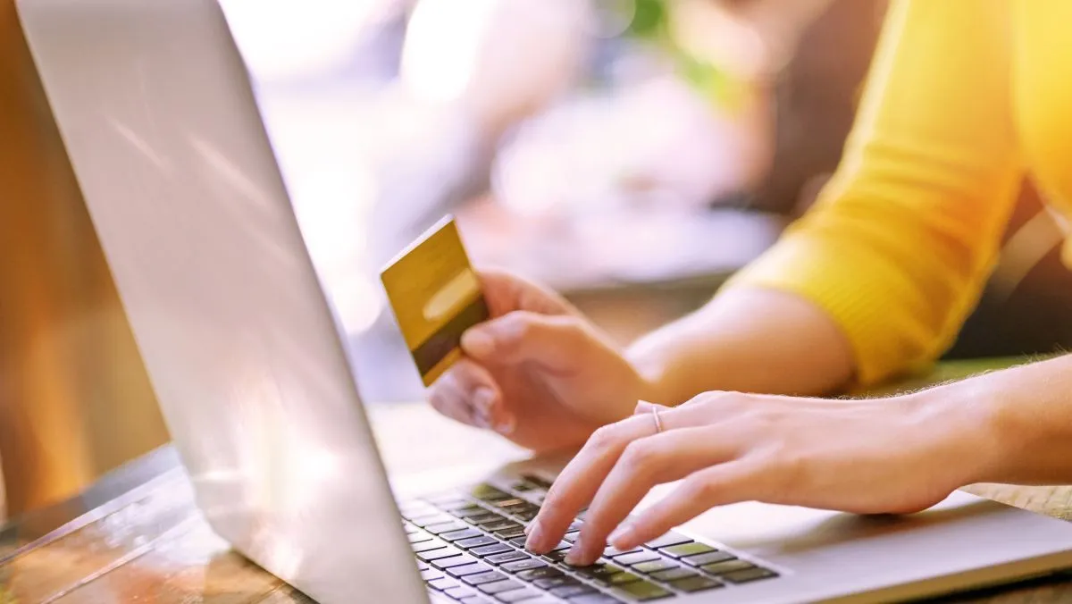 Woman,,Credit,Card,And,Laptop,For,Online,Shopping,,Ecommerce,And, online csalás,