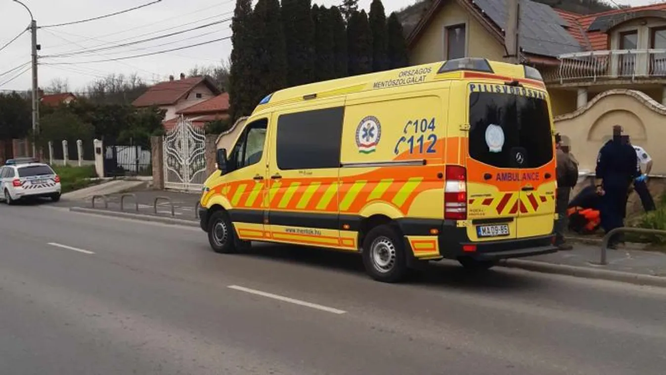 Étteremben őrjöngött, mentősök vittek el egy férfit