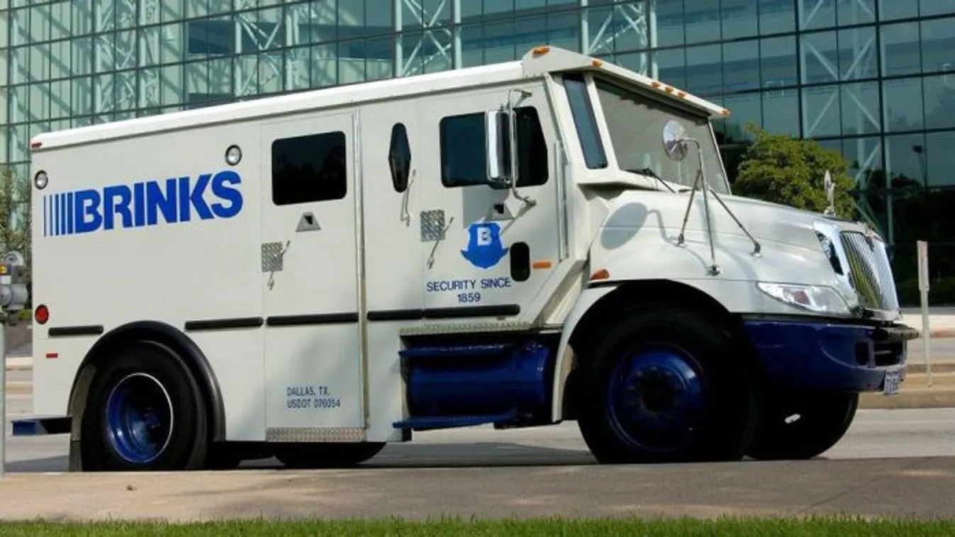 Pénzzel teli zsákok potyogtak ki egy furgonból Chicagóban