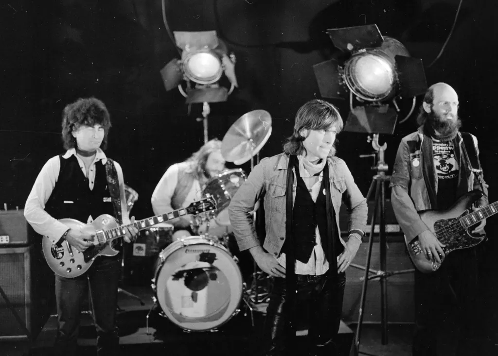 Magyarország
Piramis együttes: Závodi János, Révész Sándor, Som Lajos, hátul a doboknál Köves Miklós. 1976