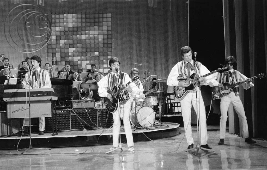 Magyarország,
Budapest IX.
Vágóhíd utca 62., Bolgár Kultúrotthon, a Magyar Televízió Ki mit tud? 1968. műsorának döntője. Hungária együttes. 1968