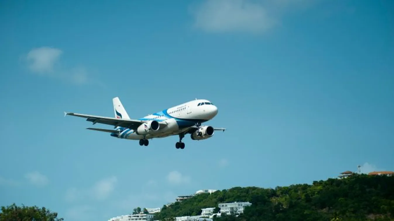 Az úttestre csapódott egy repülőgép: nem maradtak túlélők