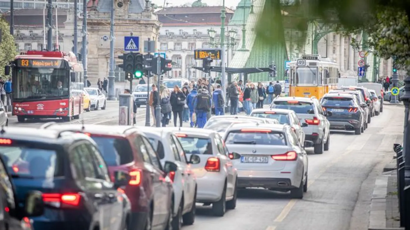Hídlezárás: Néhány száz ember tüntet és több százezer ember nem tud Budapesten közlekedni