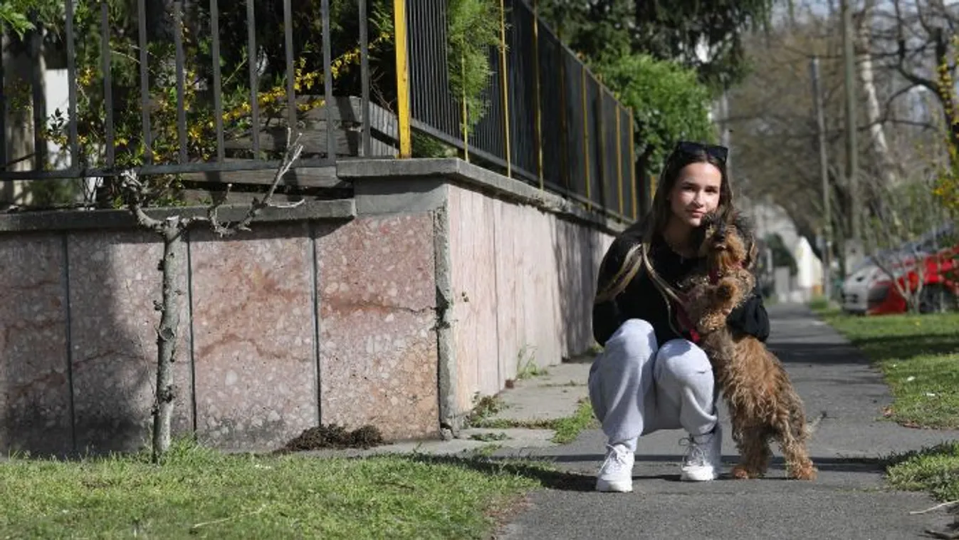 Élete kockáztatásával védelmezte tacskóját a gimnazista lány
