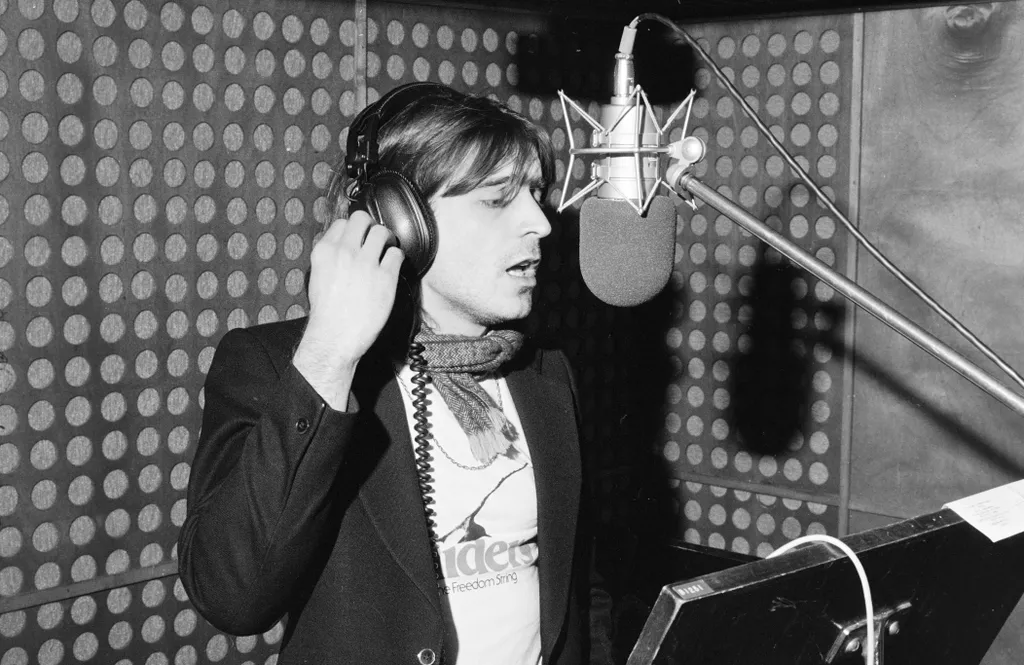 Magyarország,
Budapest VII.
Rottenbiller utca 47., a Magyar Hanglemezgyártó Vállalat stúdiója. Révész Sándor, a Piramis együttes tagja. 1978