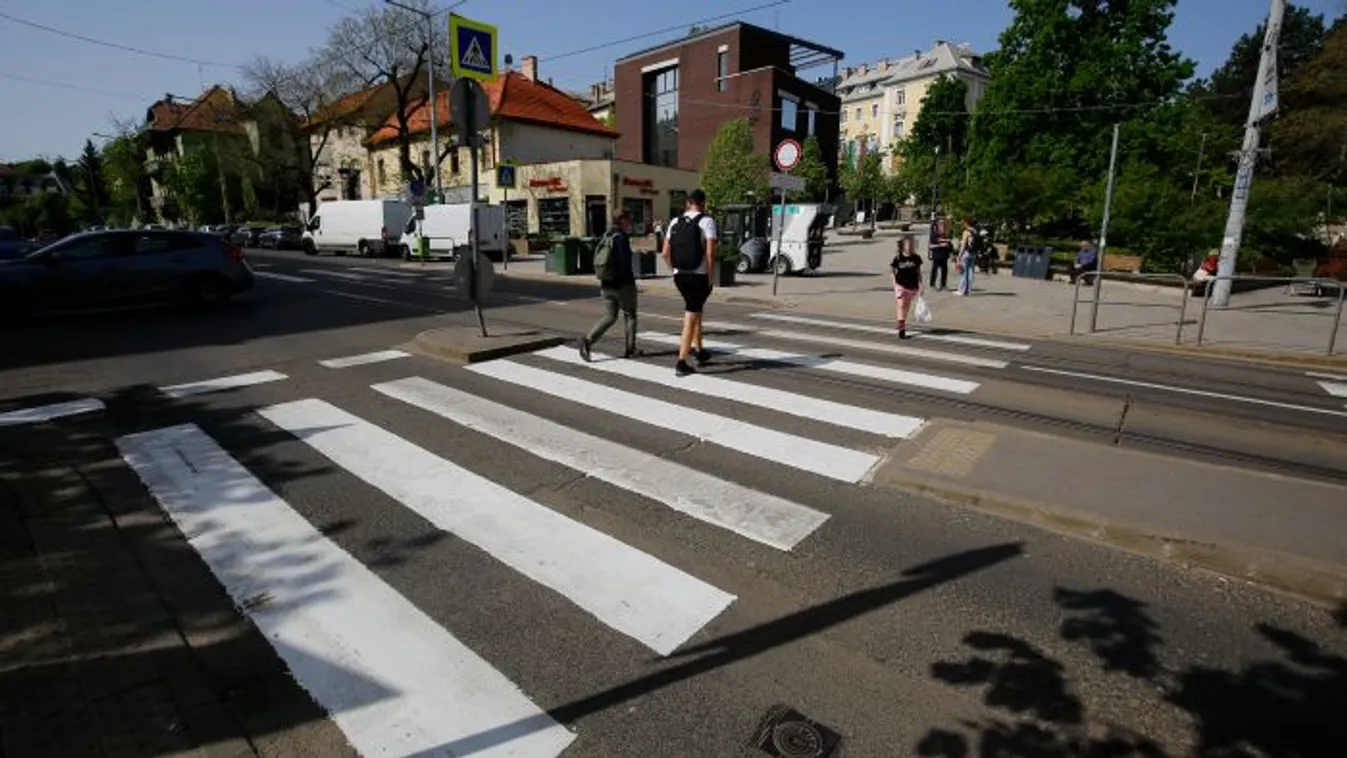 Nem akart a villamosra várni, az autók közé vetette magát