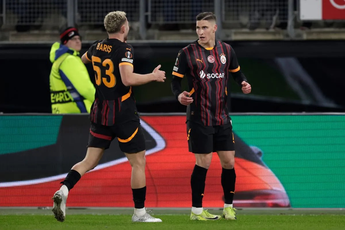 Baris Alper Yilmaz (balra) a kispadon ragadhat Sallai Roland parádézása után?