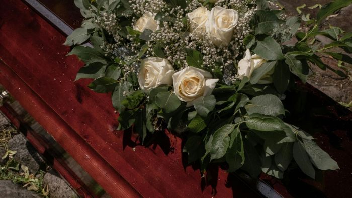 Döbbenet: mezőn hagytak egy koporsót, elhunyt is volt benne