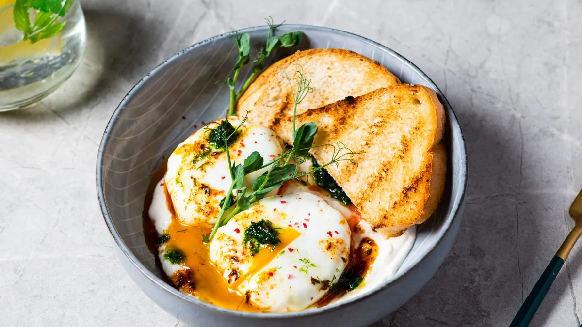 Török tojás /Cilbir,Or,Turkish,Eggs.,Dish,Served,As,Mezze:,Poached,Eggs