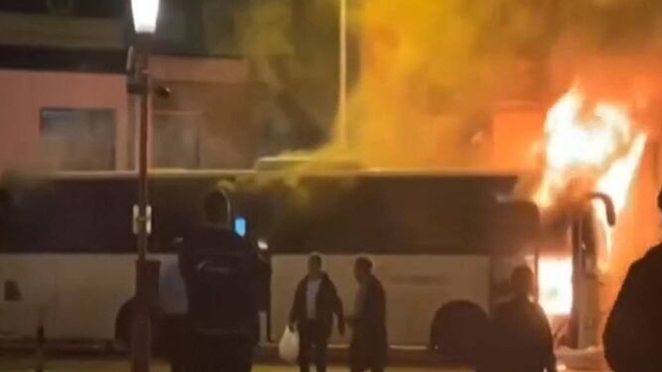 Pánik a győri pályaudvaron: porig égett egy busz – videó