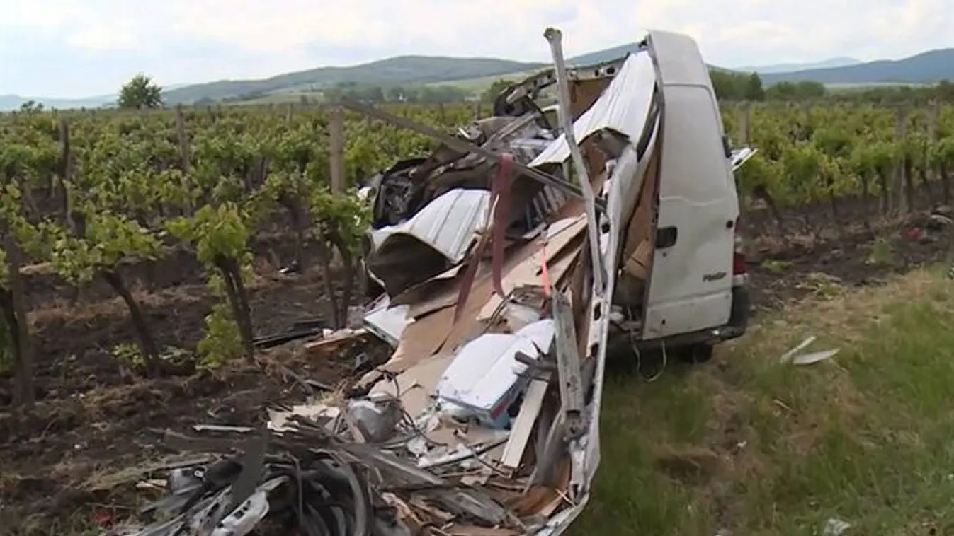 Kettészakadt a furgon, most is küzdenek a sofőr életéért