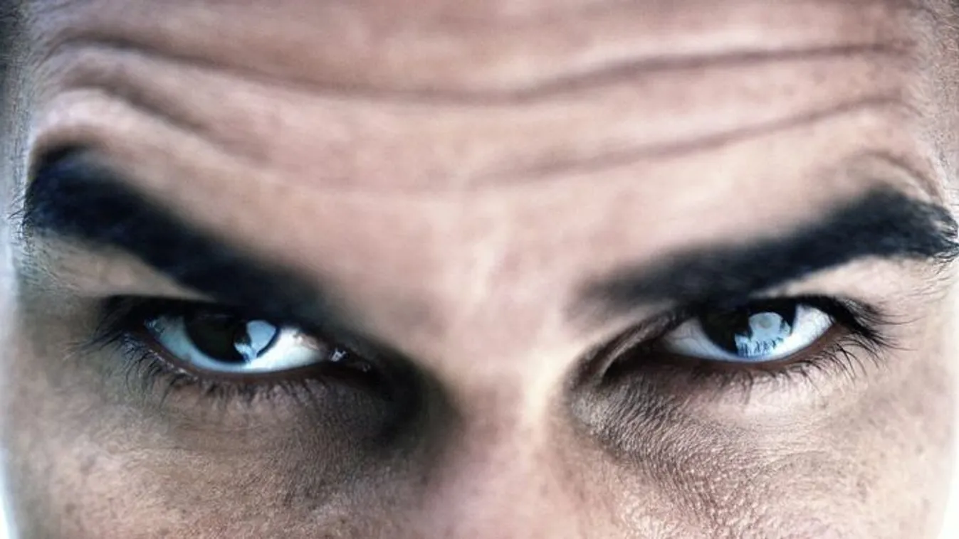 Borzasztó TikTok trend: férfiak vágják le a szempilláikat!