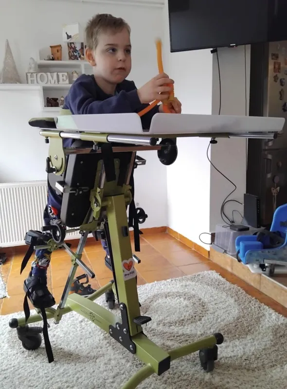 Különleges betegséggel éli az életét Zsombi a Hatvantól nyolc kilométerre lévő Nagykökényesen. Betegsége leginkább az Esőember című film főszereplőjének Raymond Babbit betegségéhez hasonlít. 