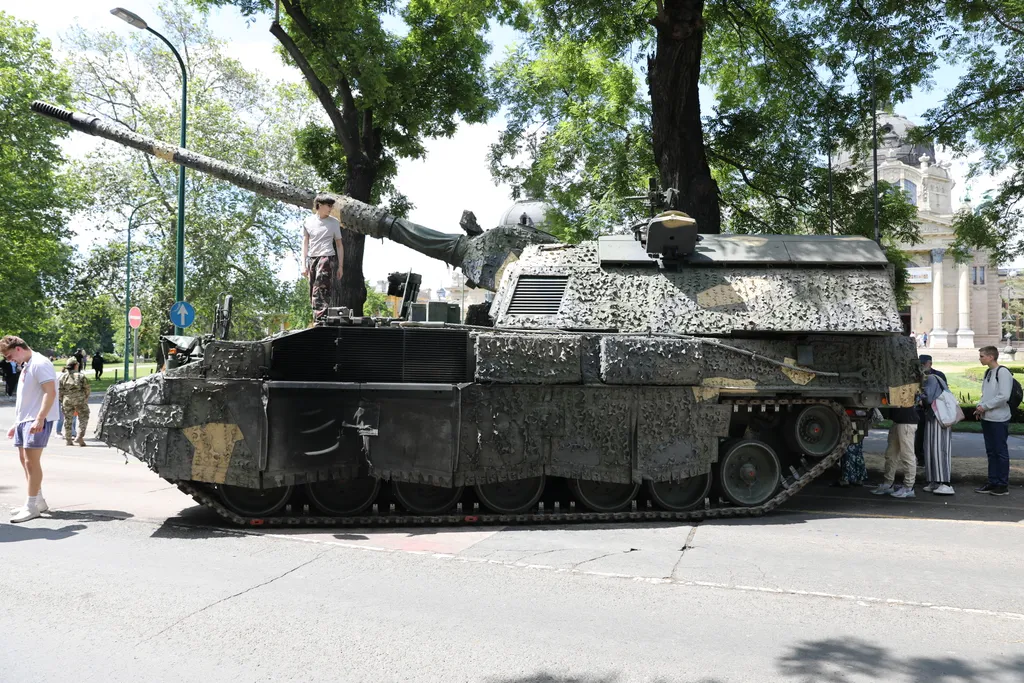 Harcászati járművek és eszközök bemutatója a Városligetben