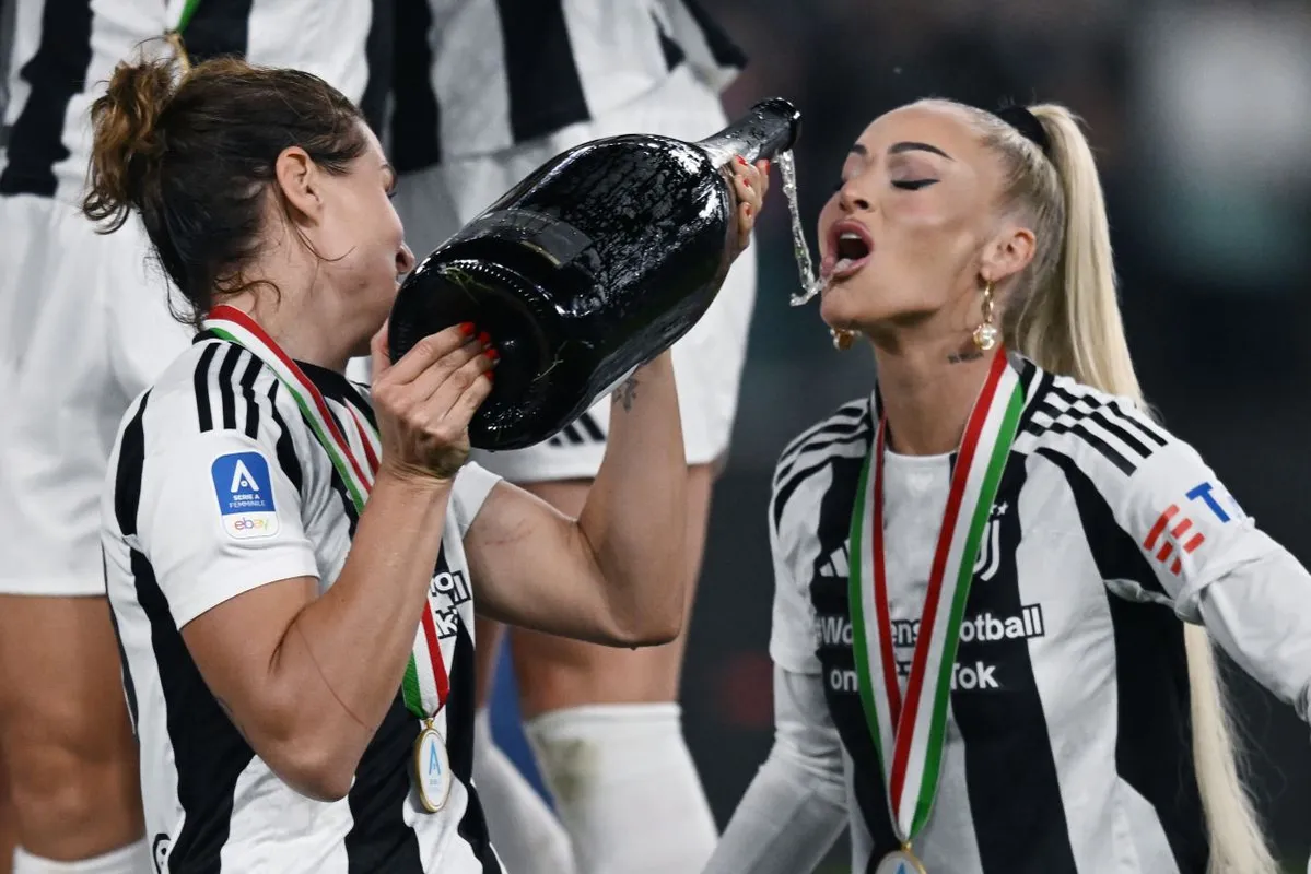 Alisha Lehmann (jobbra) kirúgott a hámból