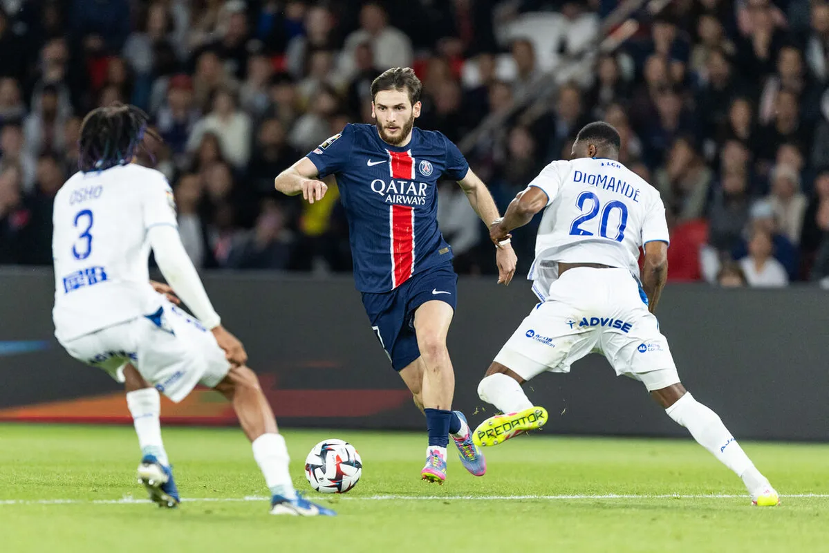 Hvicsa Kvarachelia a labdával, általában két védő mindig figyeli