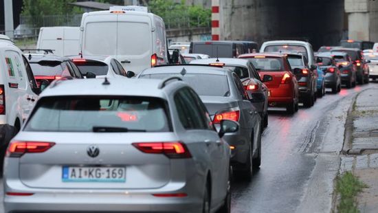 Kezdődik az érettségi, máris lehetetlen a közlekedés Budapesten - Fotó