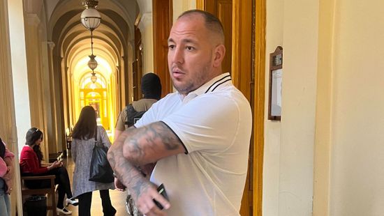 Curtis édesanyját távol tartják a hírektől, nem tudhatja meg, hogy min megy keresztül a börtönben lévő fia