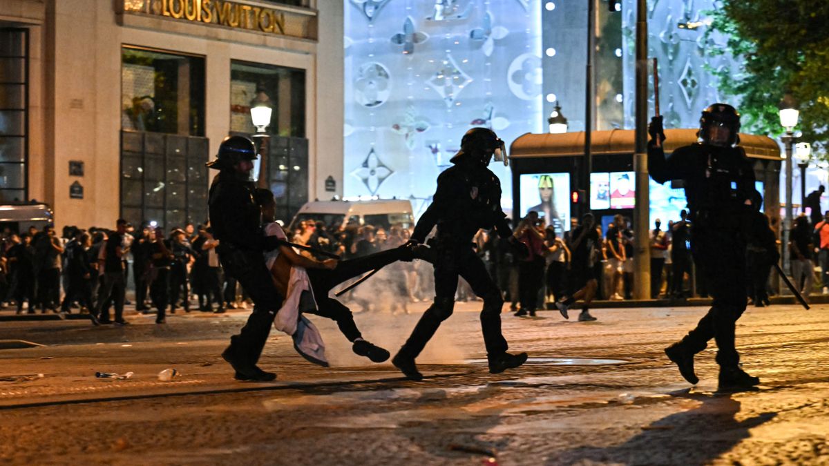Háború a párizsi éjszakában, a rendőrök könnygázzal és gumibotokkal harcoltak