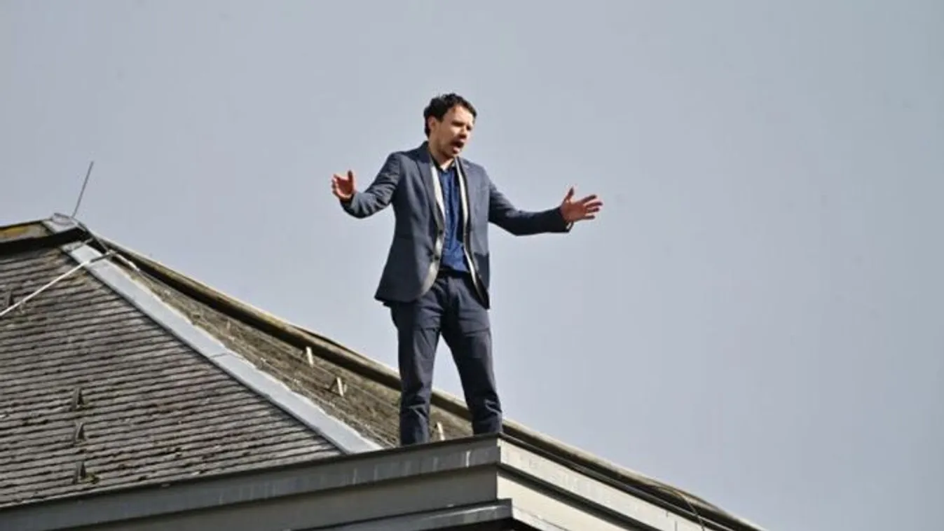 Le akart ugrani a parlament tetejéről egy szlovén képviselő