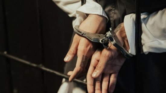 15-ször vágta bele a kést, öt ember tudta csak leszedni a férfit a nőről