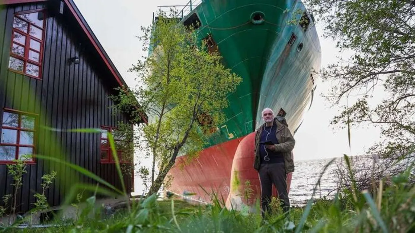 Konténerszállító hajó "parkolt be" egy norvég férfi kertjébe