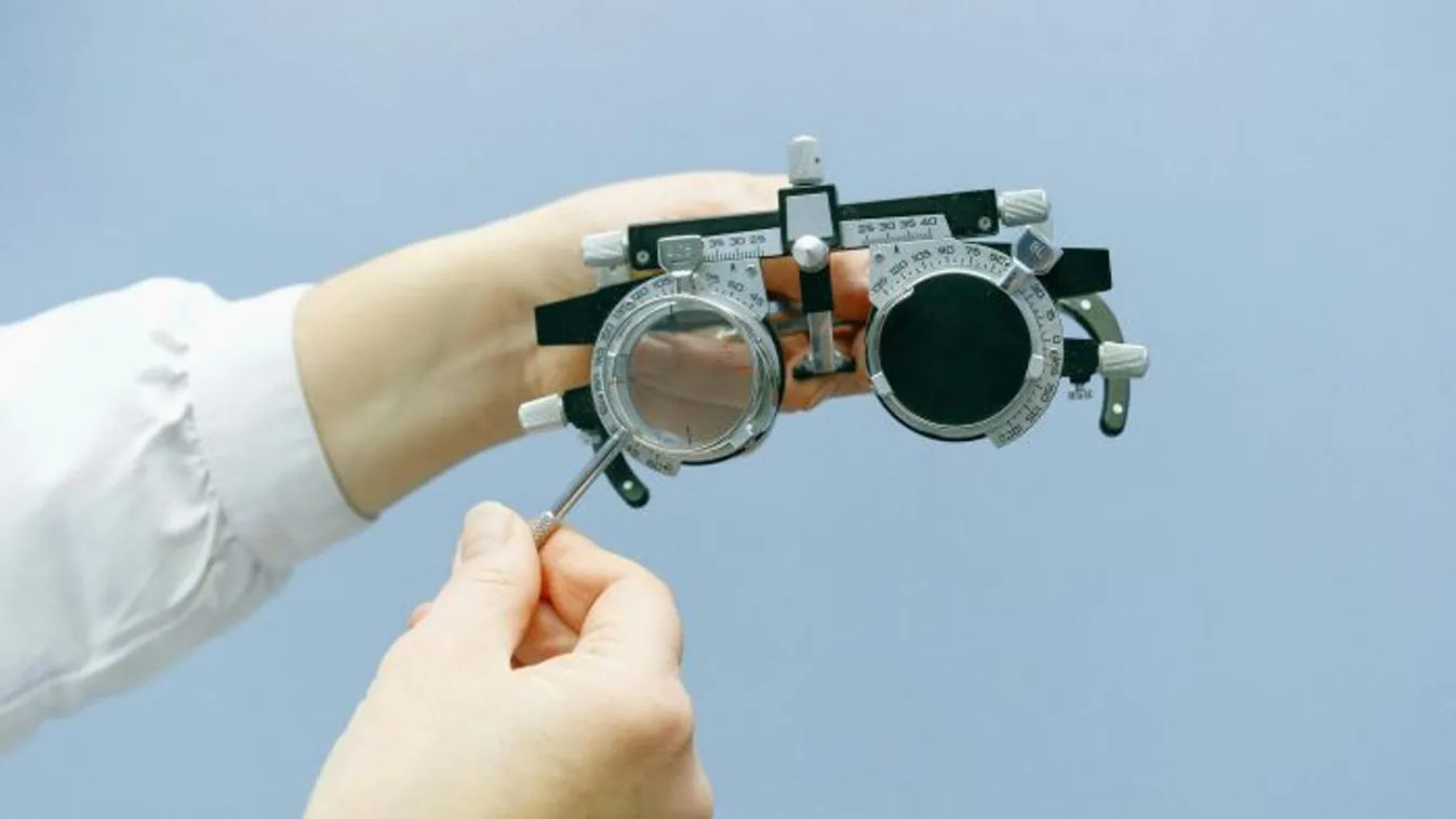 Ragasztószalaggal tartja nyitva a szemeit a lány