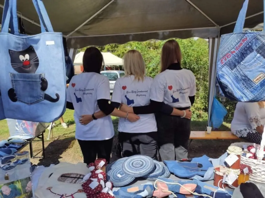 Édesanyja mindent megtesznek, hogy biztosítsa számára a szükséges fejlesztéseket. Alapítványa újrahasznosított farmerek alapanyagokból kézműves termékeket készít, és ezek eladásából fedezi a gyermeke gyógykezeléseit, és az ezzel kapcsolatos kiadásokat.