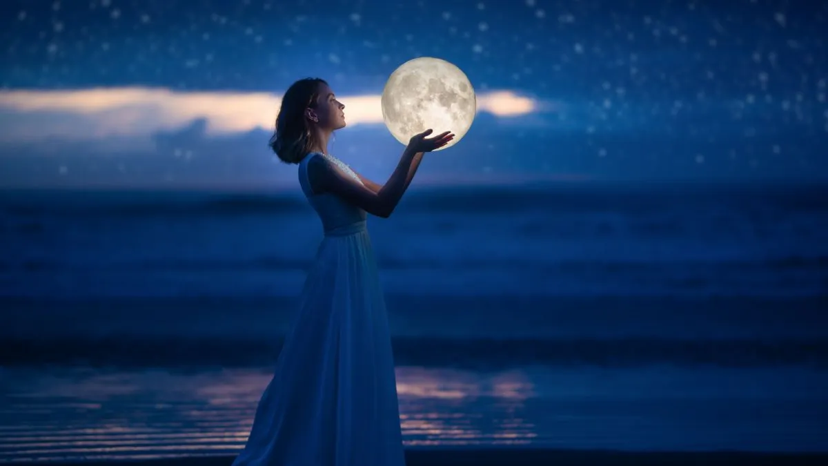 alt=A telihold különösen szépségével és misztikumával ragadja meg tekintetünket éjszakánként