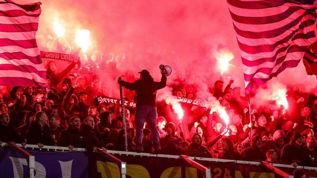 Először egymást, majd közösen a rendőröket ütötték az ultrák