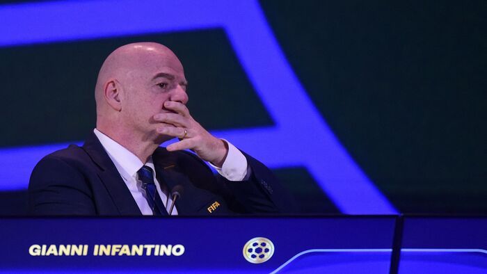 Hatalmas botrány a FIFA-elnök körül