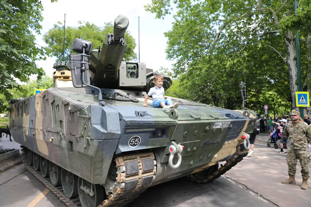 Harcászati járművek és eszközök bemutatója a Városligetben