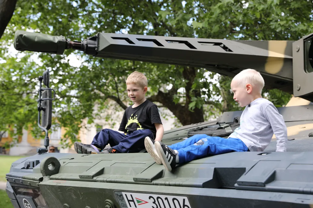 Harcászati járművek és eszközök bemutatója a Városligetben