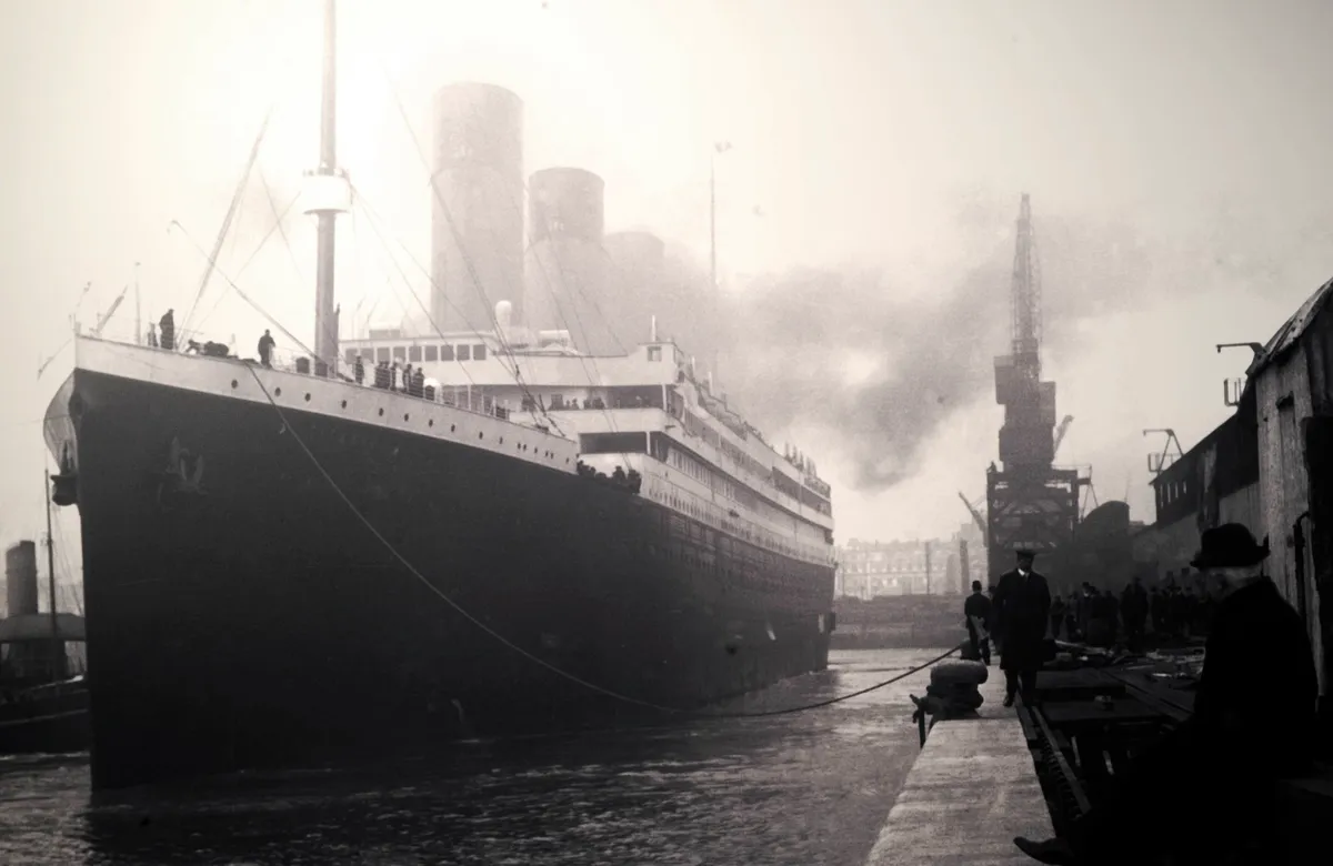 A Titanic 1912. április 14-én jéghegynek ütközött, és 15-én hajnalban elsüllyedt