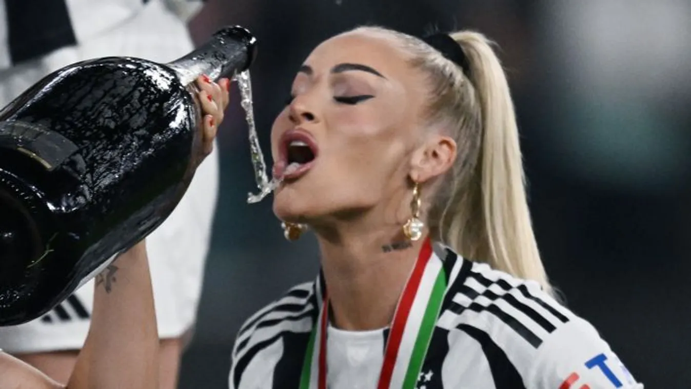 Kiakadtak a szurkolók, így ünnepelt a világ legszexibb focistanője – Videó