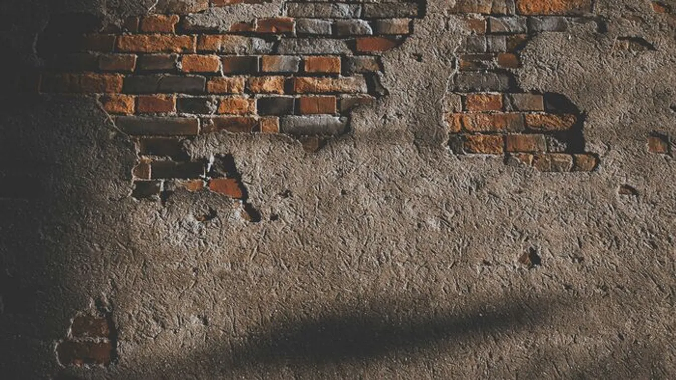 Rémisztő dolgokat talált egy pár a házuk falában