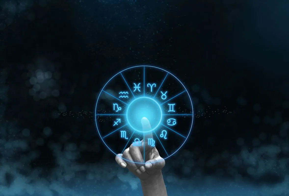 A májusi horoszkóp sokaknak jót, másoknak rosszat ígér - de tanulságos ösvényre terel mindenkit! 