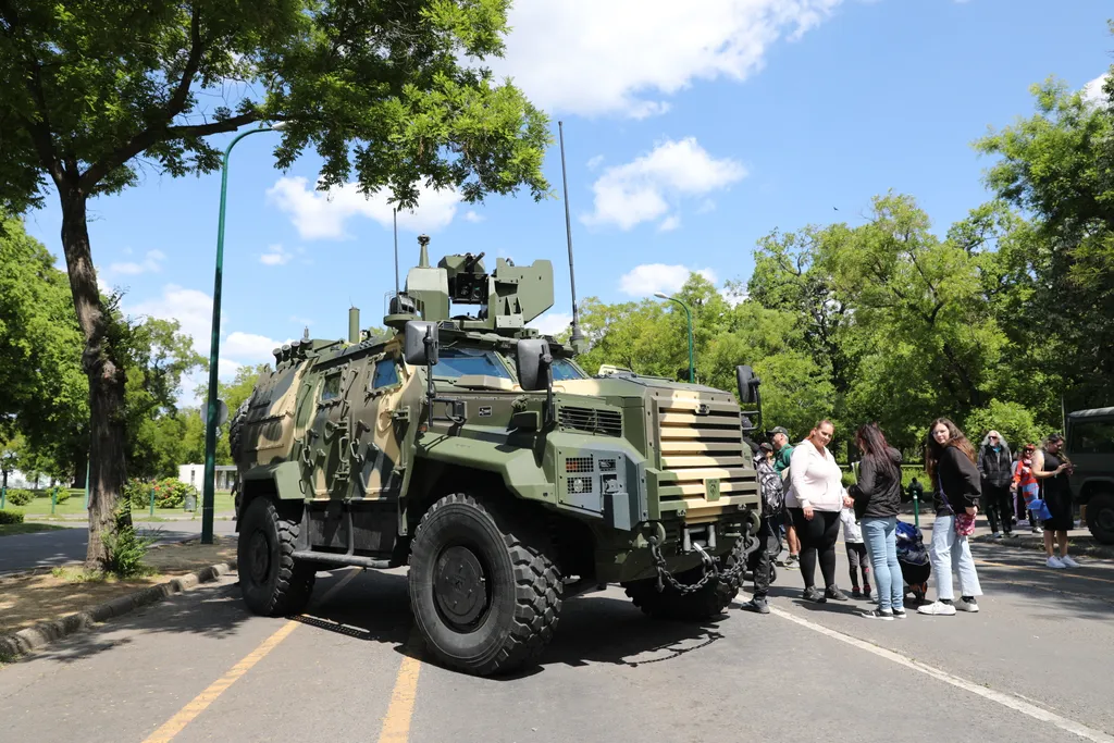 Harcászati járművek és eszközök bemutatója a Városligetben