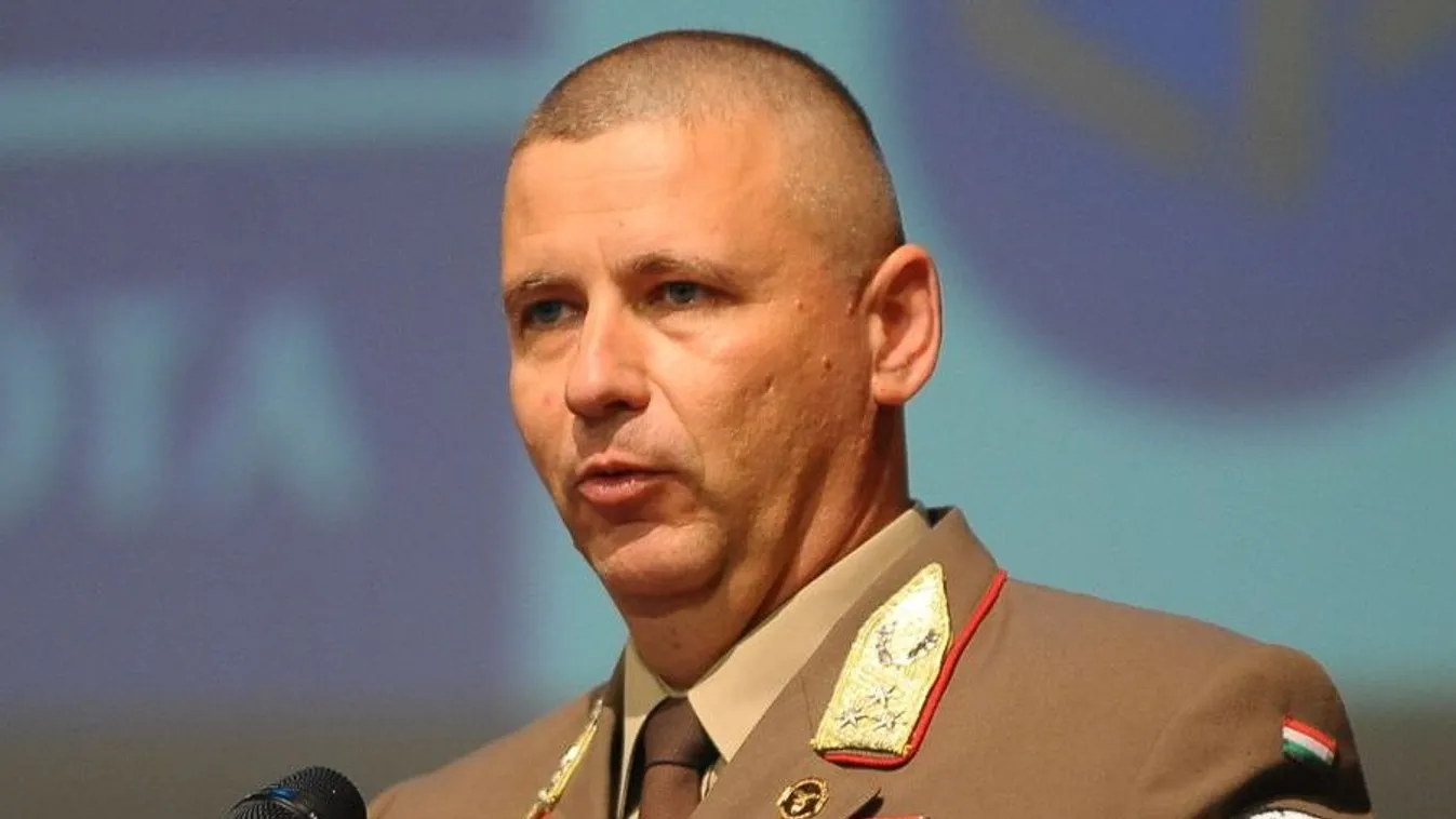 Ruszin-Szendi Romulusz elmenekült a Hír TV elől.