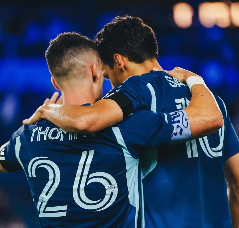 Sallói Dánielt ünneplik vagy vigasztalják? Gólja után a magyar játékos volt csapattársát gyászolta.