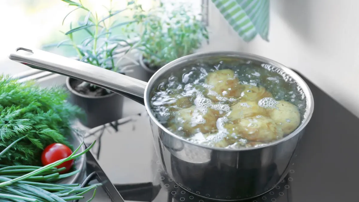 Krumplifőző víz Boiling,Potato,On,Induction,Cooker,In,Kitchen