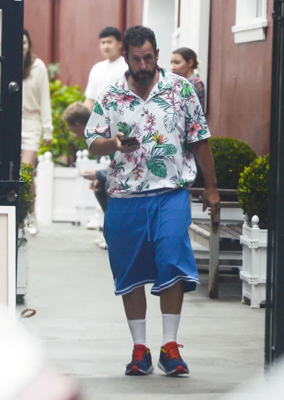 Galéria - telefont nyomkodó sztárok, az internet rabjai - RIPOST
