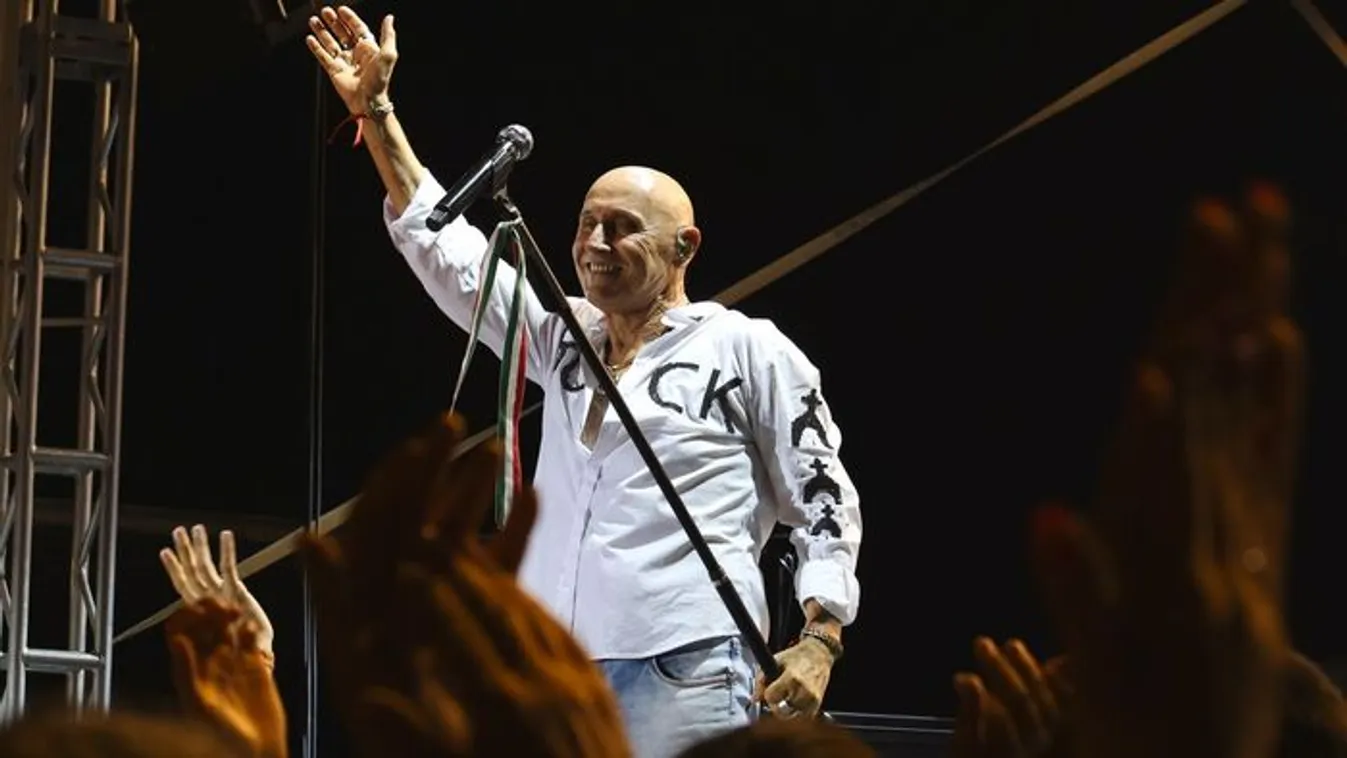 Bugyikkal dobálta a közönség Pataky Attiláékat – FOTÓ