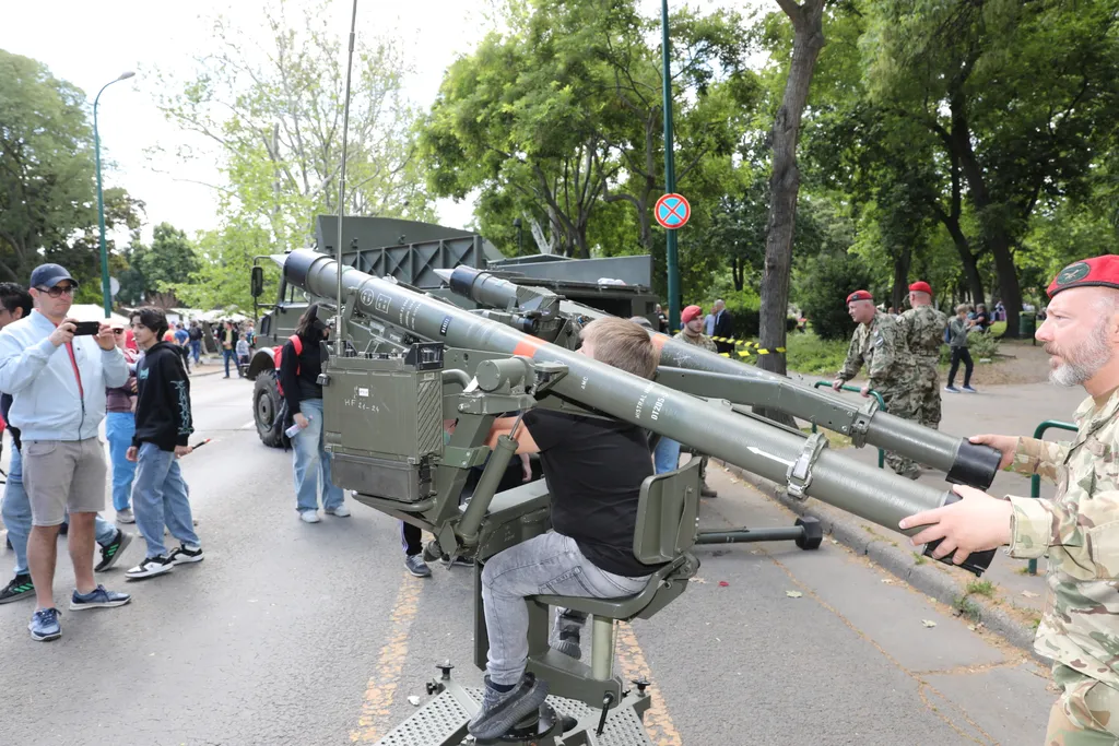 Harcászati járművek és eszközök bemutatója a Városligetben