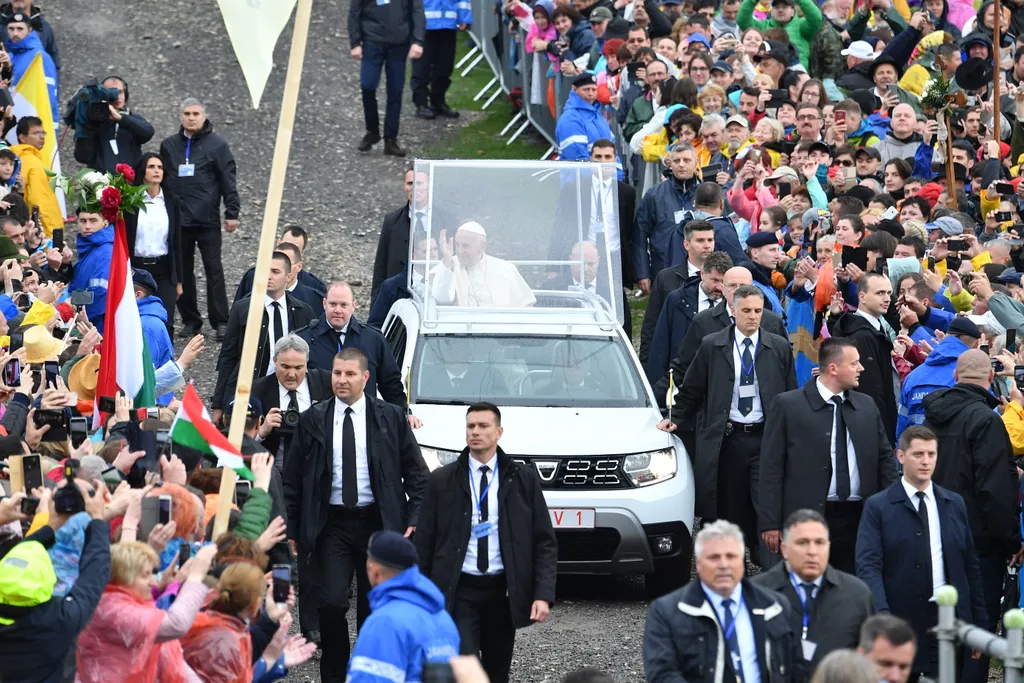 pápamobil, románia, dacia