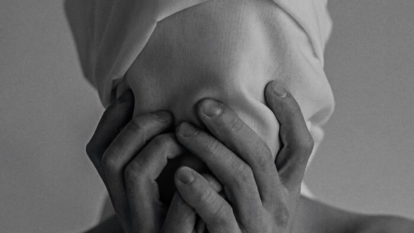 Rémálom: Dominika kígyókat tépett ki a fejbőre alól